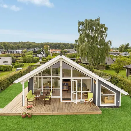 Holiday home Stunning In With Kitchen